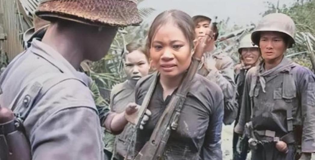 1965年，越南丛林里，20岁的女游击队员阮林清被美军注射了一种奇怪的药。她以为