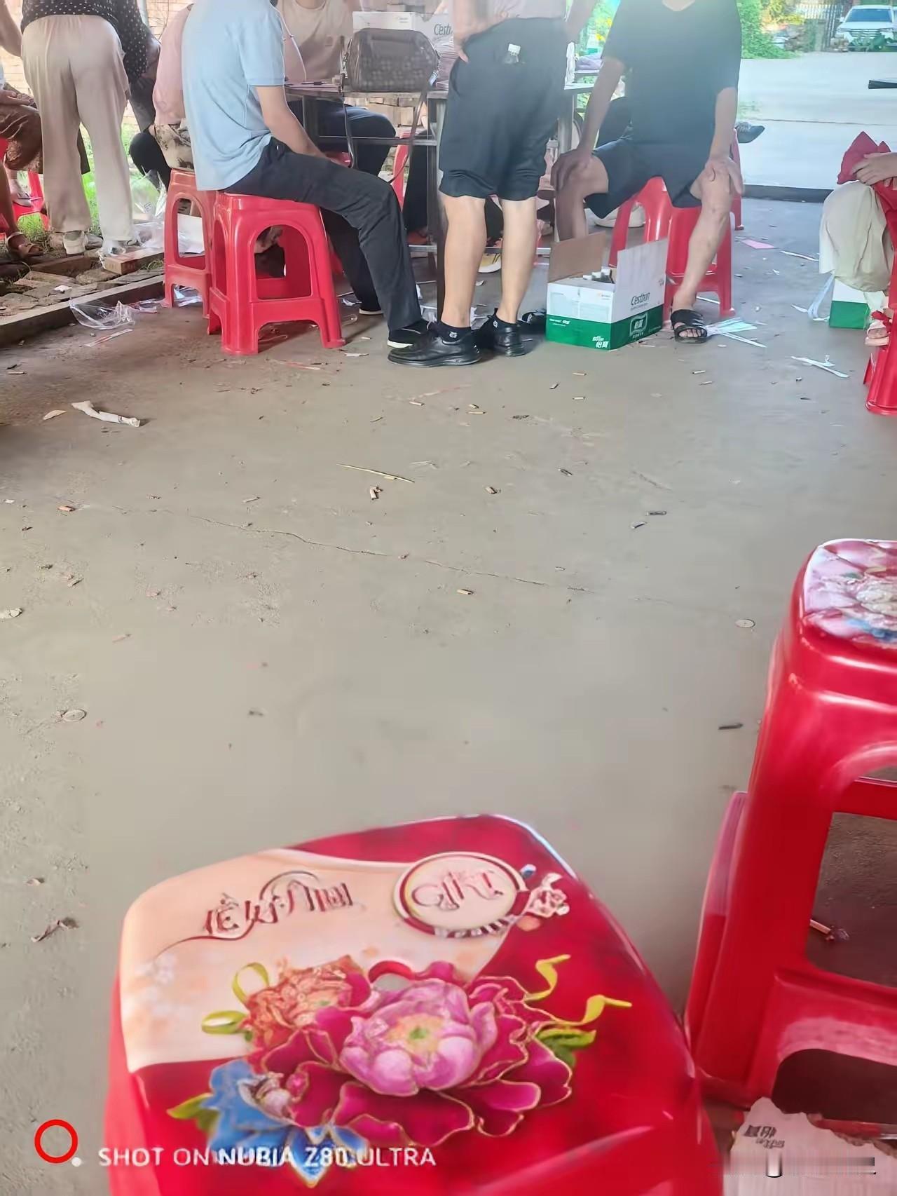 这几天除了中秋节都是在发小家忙他的丧事，发小是八月十四出车祸去世的，我是上午到家