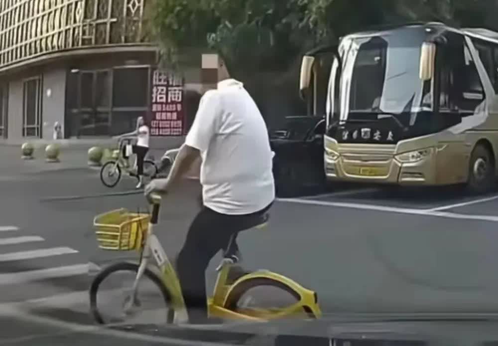 00后都这么嚣张吗？19岁小伙驾驶机动车右转弯，右侧一男子骑行，差点撞上，小