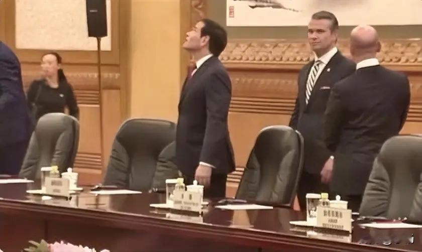 第一次就被震惊了！这是媒体拍到的一幕，美国国务卿鲁比奥仰望着头注视和欣赏着中国人