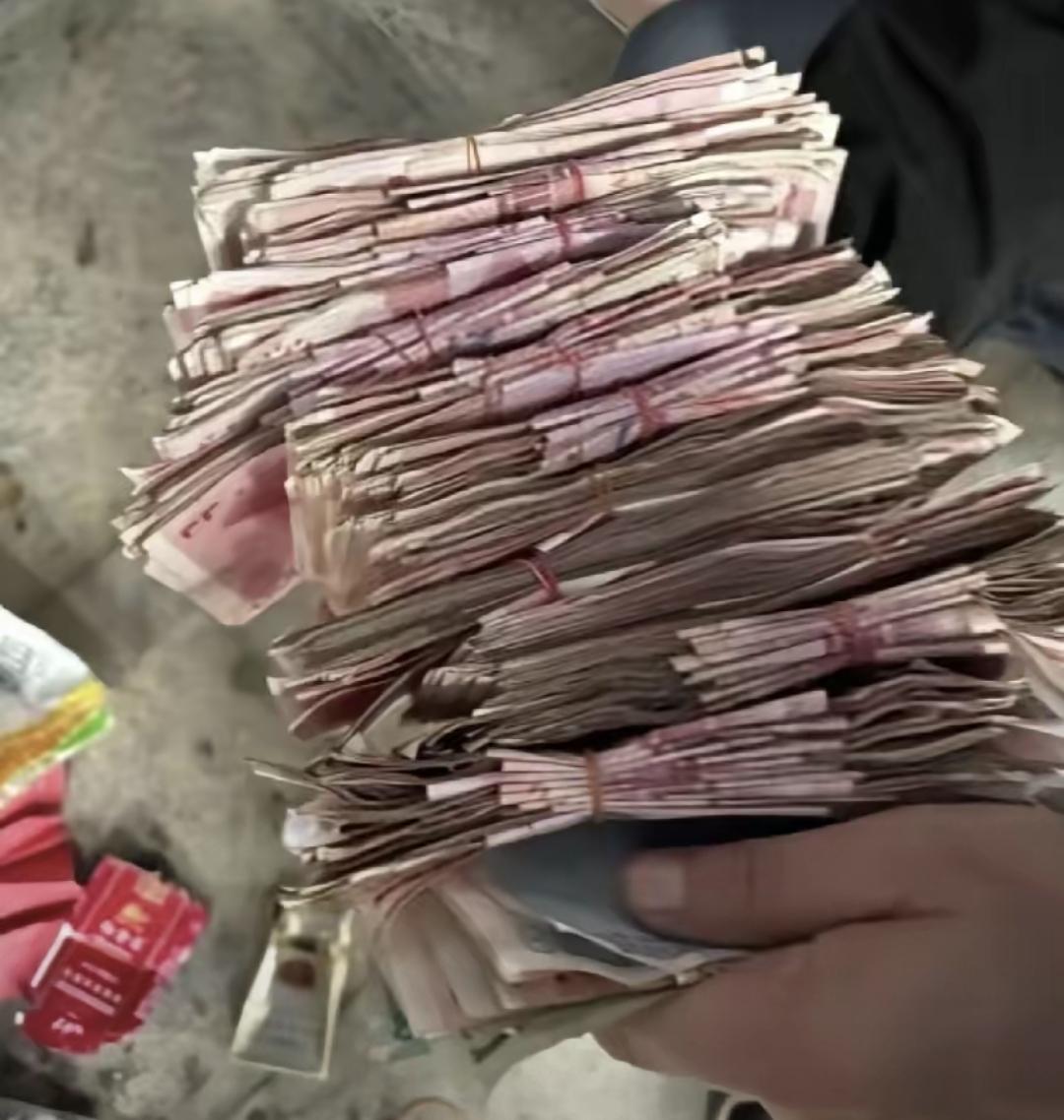 我妈今天跟我讲了个怪事。我们楼住着个老头儿，天天捡破烂吃冷馒头，秋裤都破洞了还舍