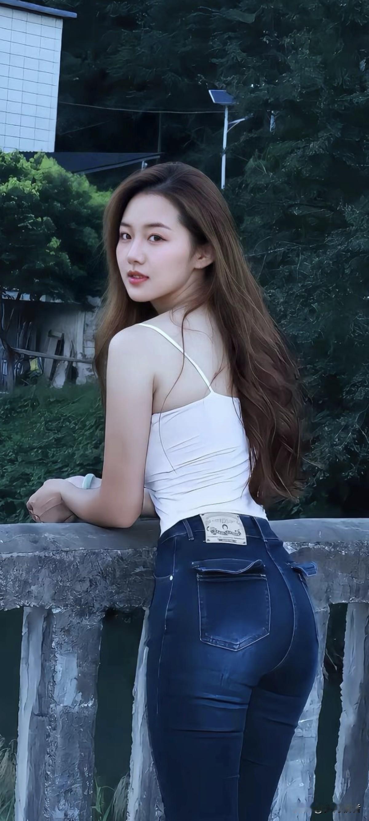 倚栏思衡远，月影入梦来。