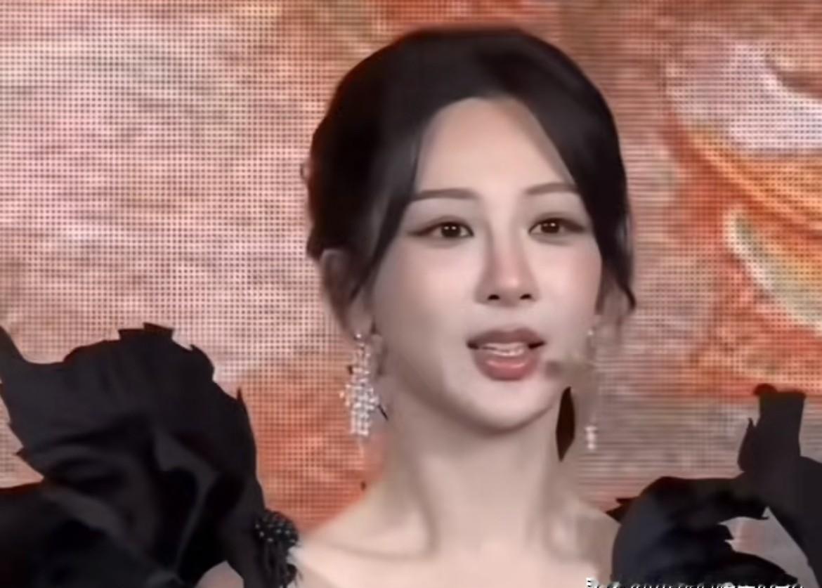 杨紫遭遇的发布会“背刺”，是一场教科书级别的“队友演我”。其他女星可能当场黑脸