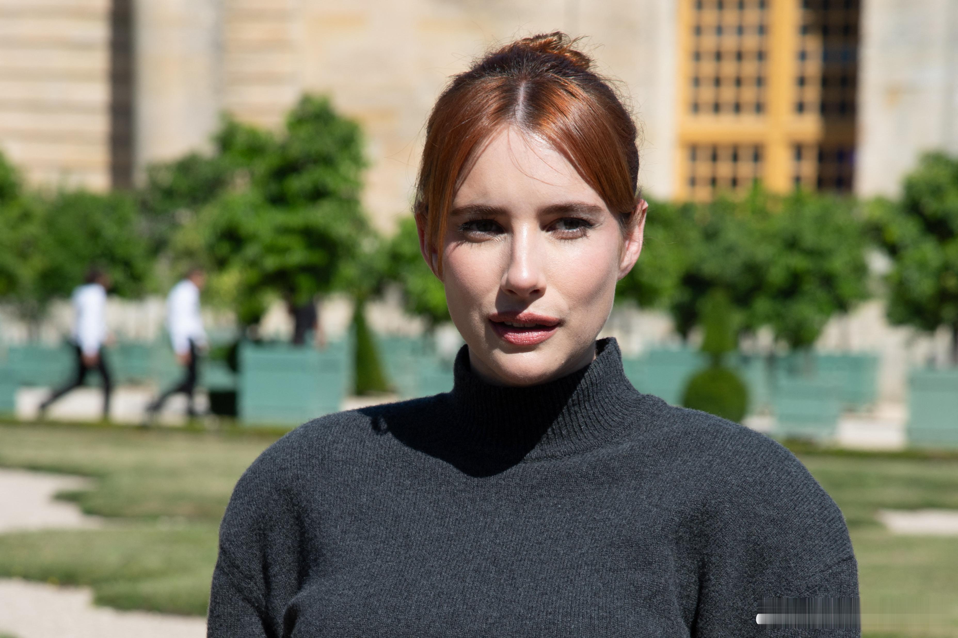 EmmaRoberts艾玛罗伯茨在巴黎男装周期间出席观看Jacquemus品牌