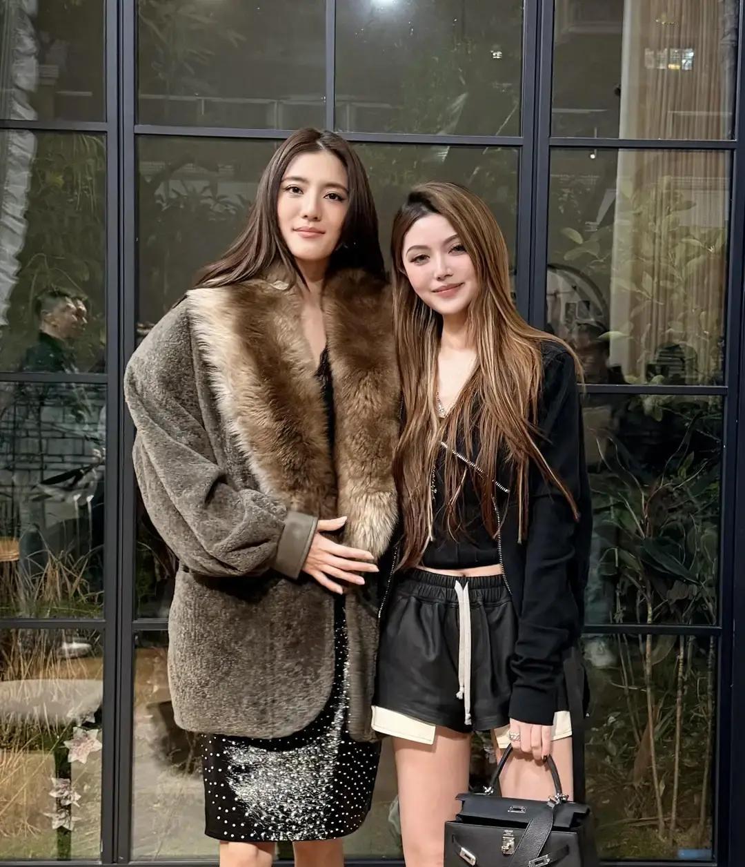 在佛山城中村的菜市场，撞见吴千语蹲在路边吃盒饭。她170cm的混血个头，和摆地