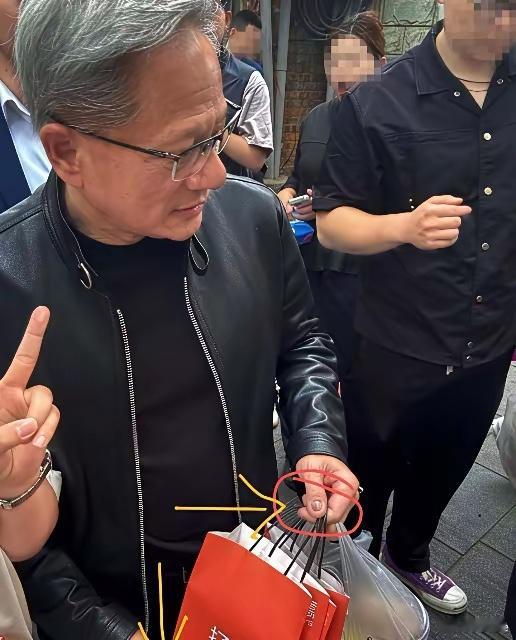 黄仁勋的指甲看起来确实不太健康的样子，有明显的退化变形变黑增厚的照片。