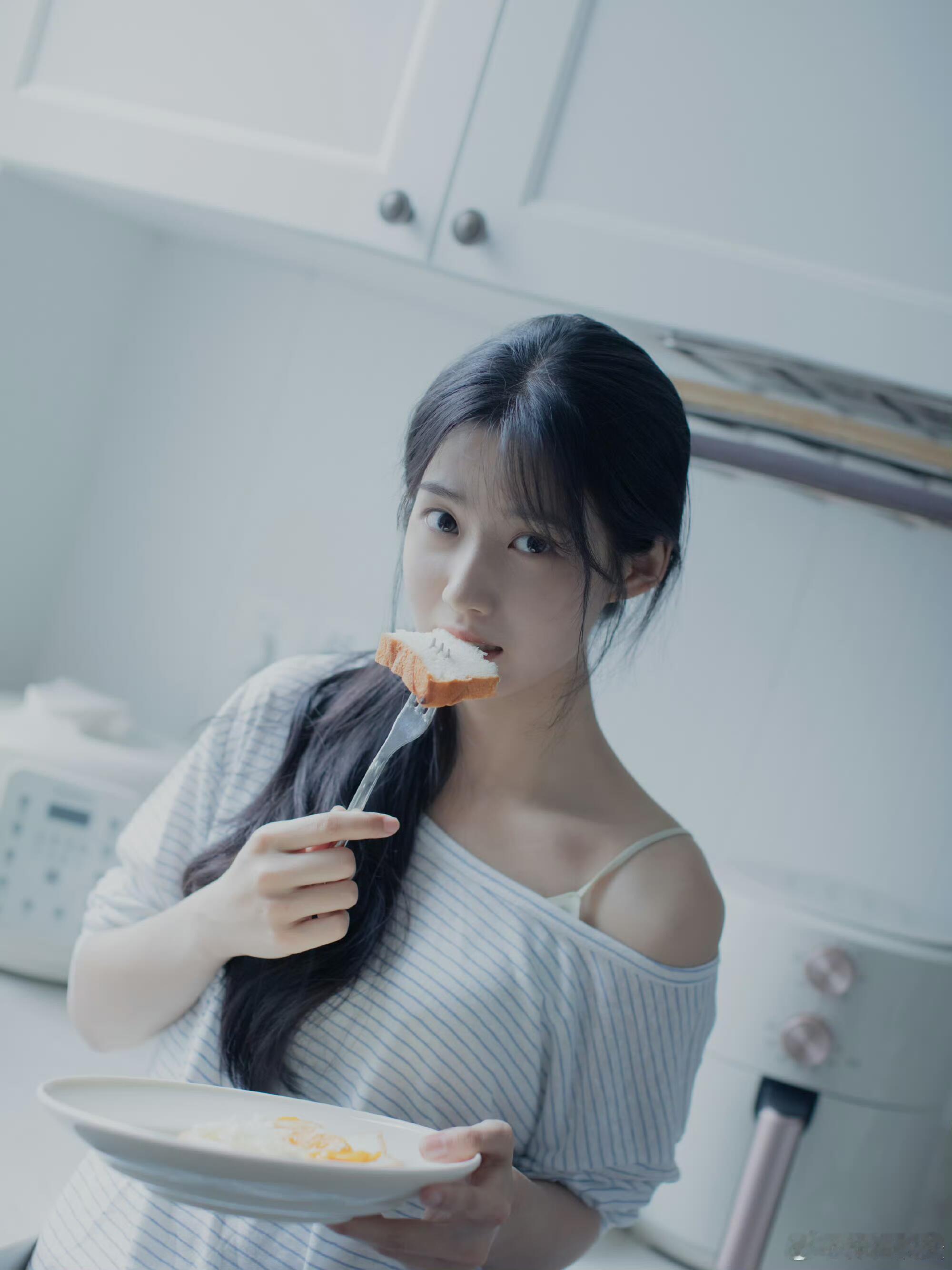 卢昱晓|是不一样的风格呢！⭐️又一个风格的晓晓！好喜欢！❤️卢昱晓｜