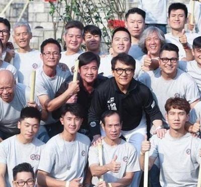 1990年，成龙带着他的成家班在摩洛哥拍戏，兄弟们要求涨工资，导致这部《飞鹰计划