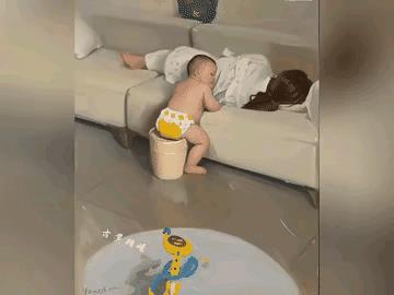尿都把不住的年纪，却把住了孝道，这孩子太懂事了。一个包了尿不湿的两岁不到的小屁
