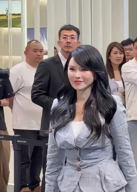 近日，全网都在发问：明明脸上光滑细嫩，可为什么看着就是很老呢？对于伊能静如今