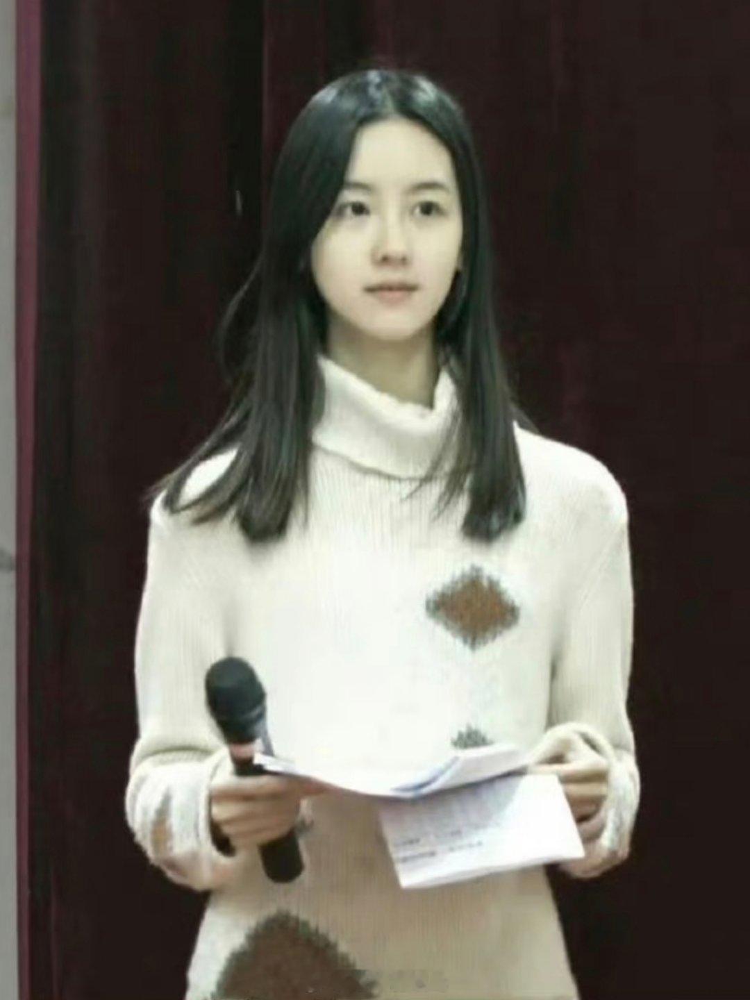 陈都灵上大学那会儿，确实‍是校花‍‍。一张‌‌﻿素‌颜‏‍，就‎把好‏‍‏多人比