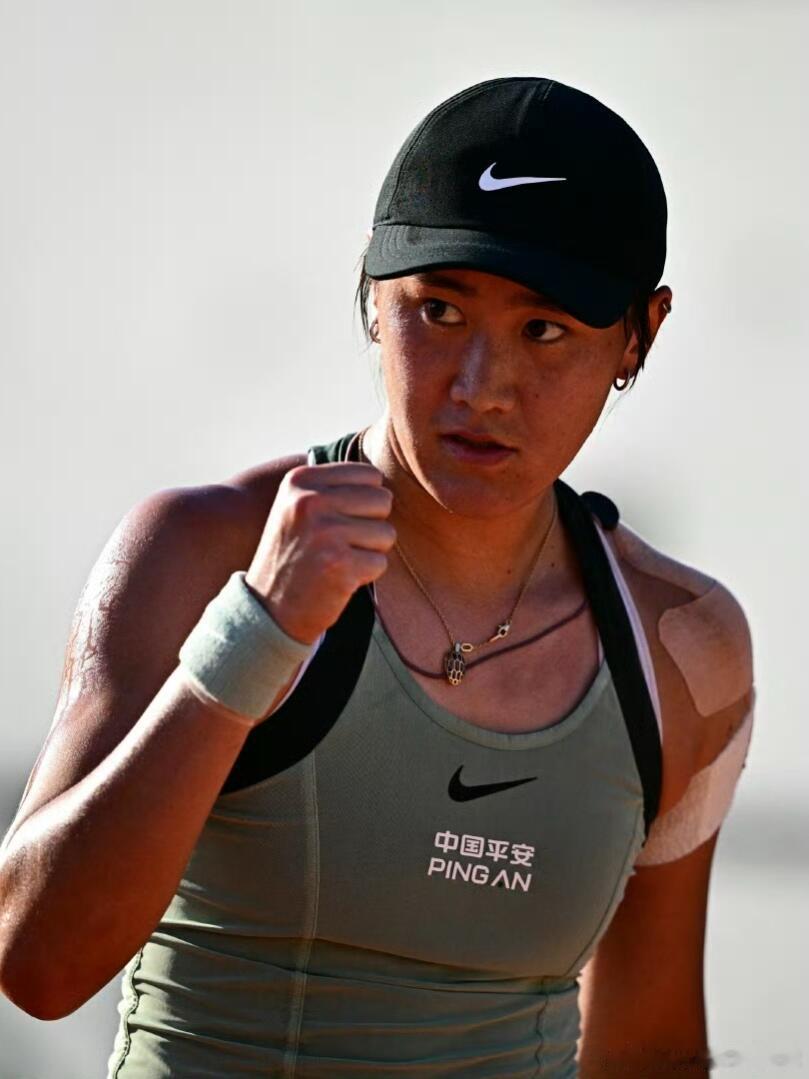 美网2026中国军团首轮对决郑钦文抽中资格赛球员女单：王欣瑜🇨🇳vs阿朗