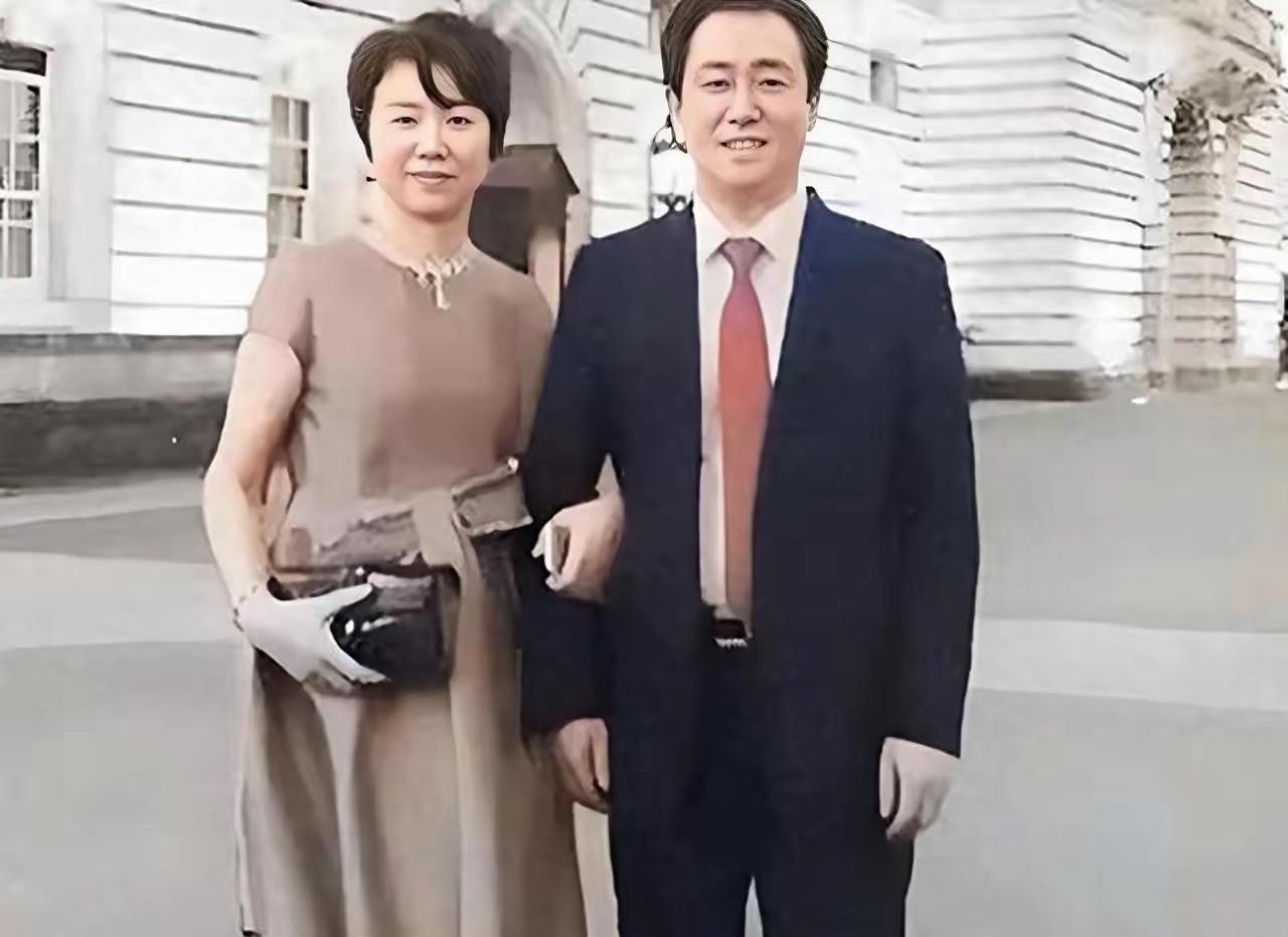 许家印也逃脱不了当力工，自己在国内受审，愁的满头白发。老婆却完全不顾许家印死活