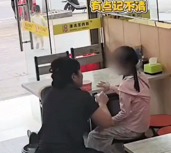 湖北黄石，一爸爸带女儿外出时，因专注别人钓鱼，全然不知女儿走丢了。庆幸女孩机智，