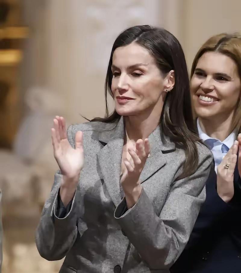 不理国王“绯闻”！莱后淡定自如面对镜头，优雅再一次博好感！西班牙王室，近期真的