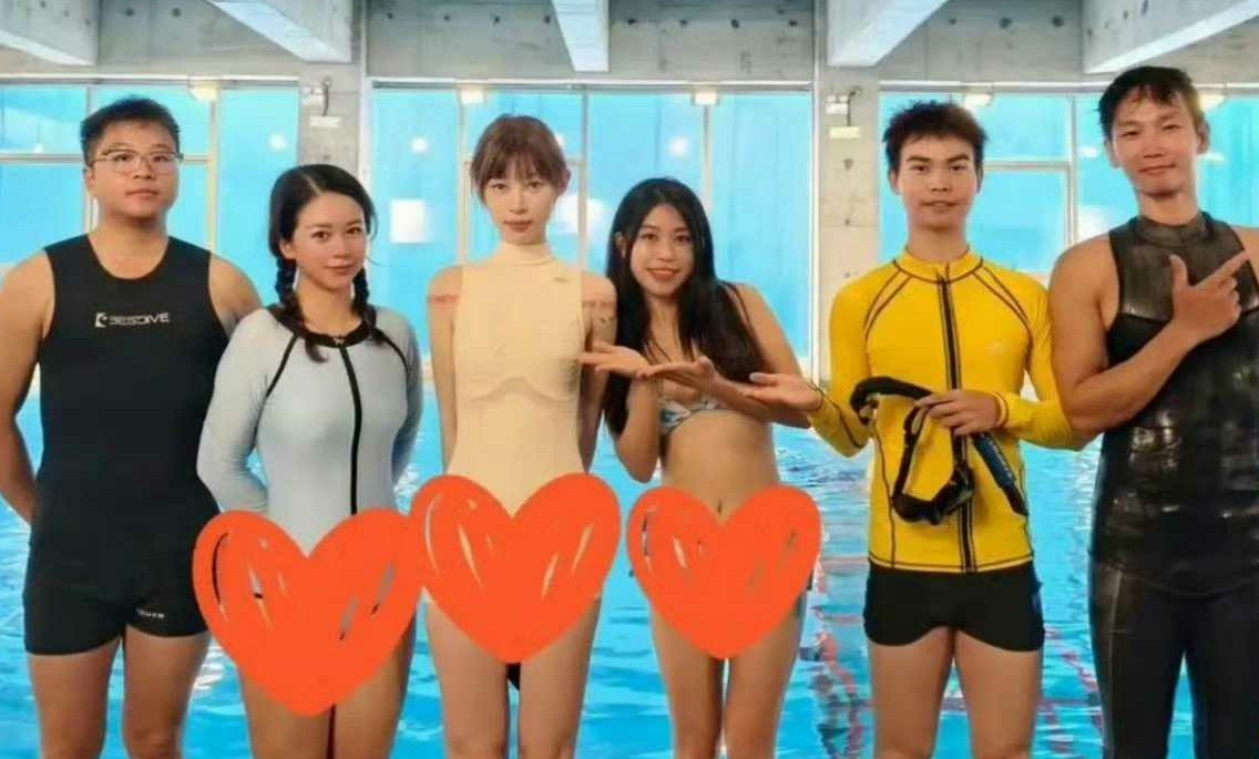 原来痞幼现实中这么高，还是身边的三个男士太矮了​