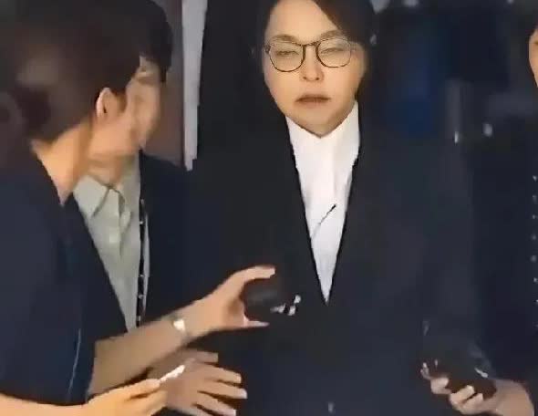 韩国的民众死光啦，那有这样的国家呢，赶尽杀绝呢，以后谁敢去当这个总统呀，再次，这