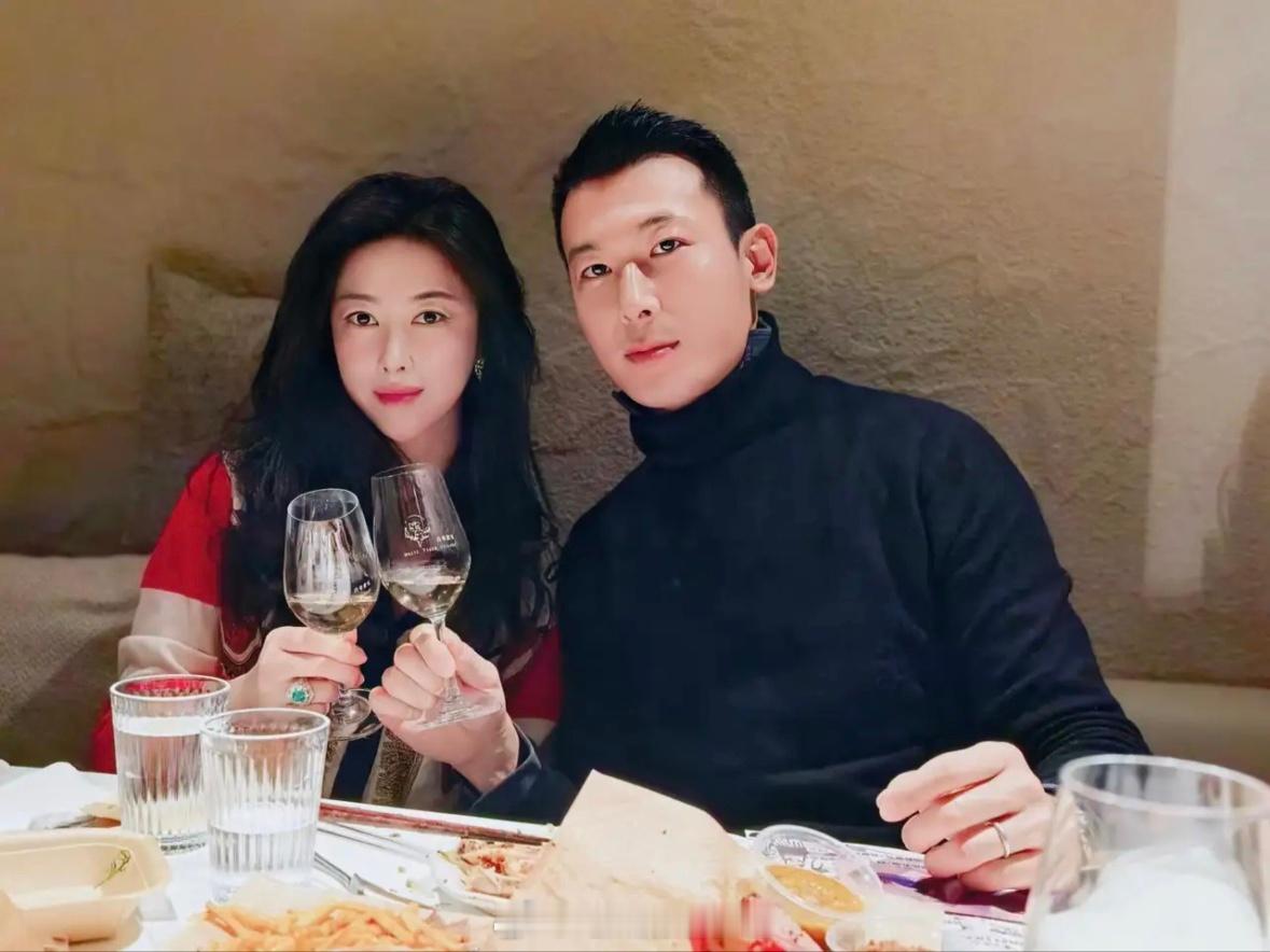 朱珠和亲友在北京餐厅吃冬至大餐，她的老公和女儿也在场。她化着精致的大浓妆，一头微