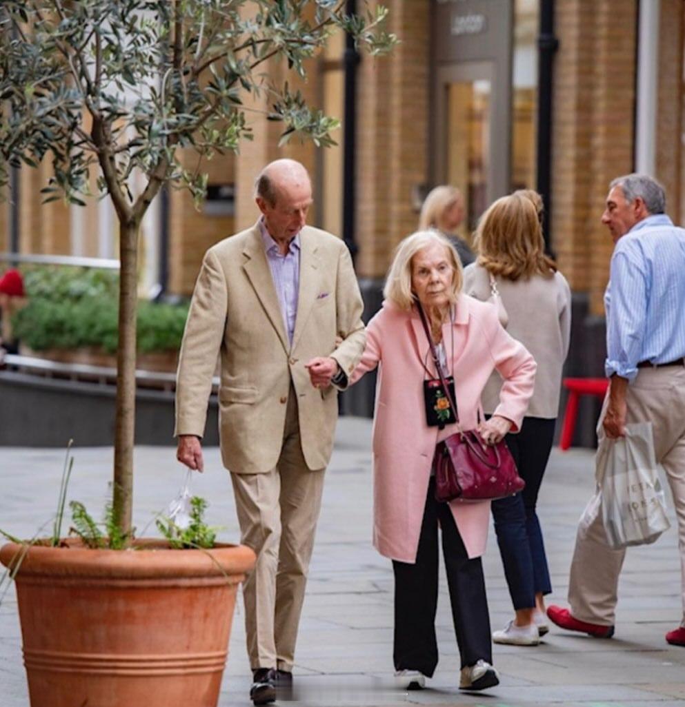 英国王室2022年5月，有人在大街上看到肯特公爵爱德华王子带着妻子凯