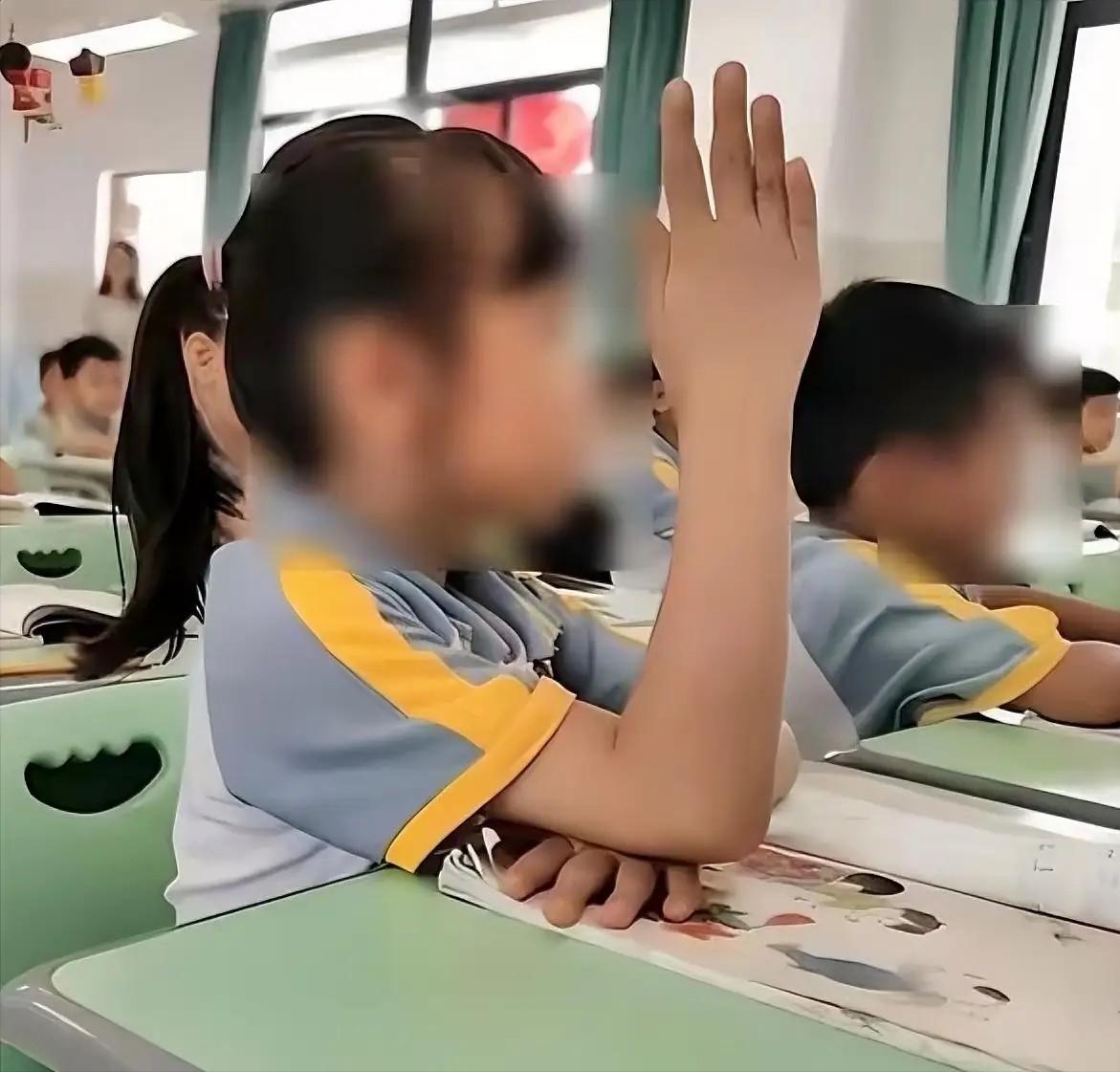 河南，一名学生上课突然举手，老师以为他要回答问题，谁知，孩子却红着脸说：“老师，
