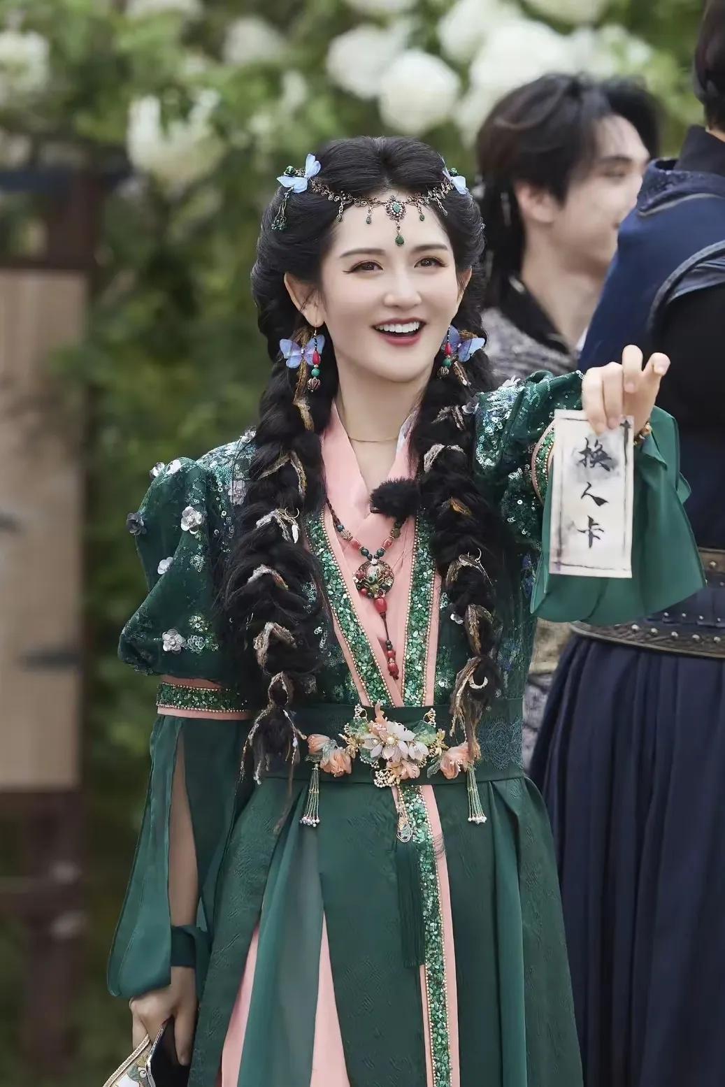 谢娜这一认真打扮起来简直比鞠婧祎漂亮多了谢娜发布自己和鞠婧祎的同款妆容打扮，并