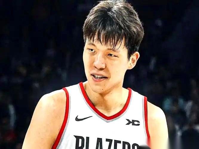 我每次看到有人说杨瀚森像约基奇，都想把手机摔了。求求了，咱能别这么自欺欺人了吗