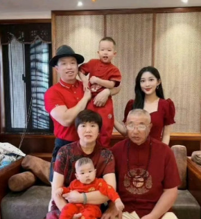 不得不说这个爸爸的基因太强大了，这么漂亮的媳妇都撼动不了​​​