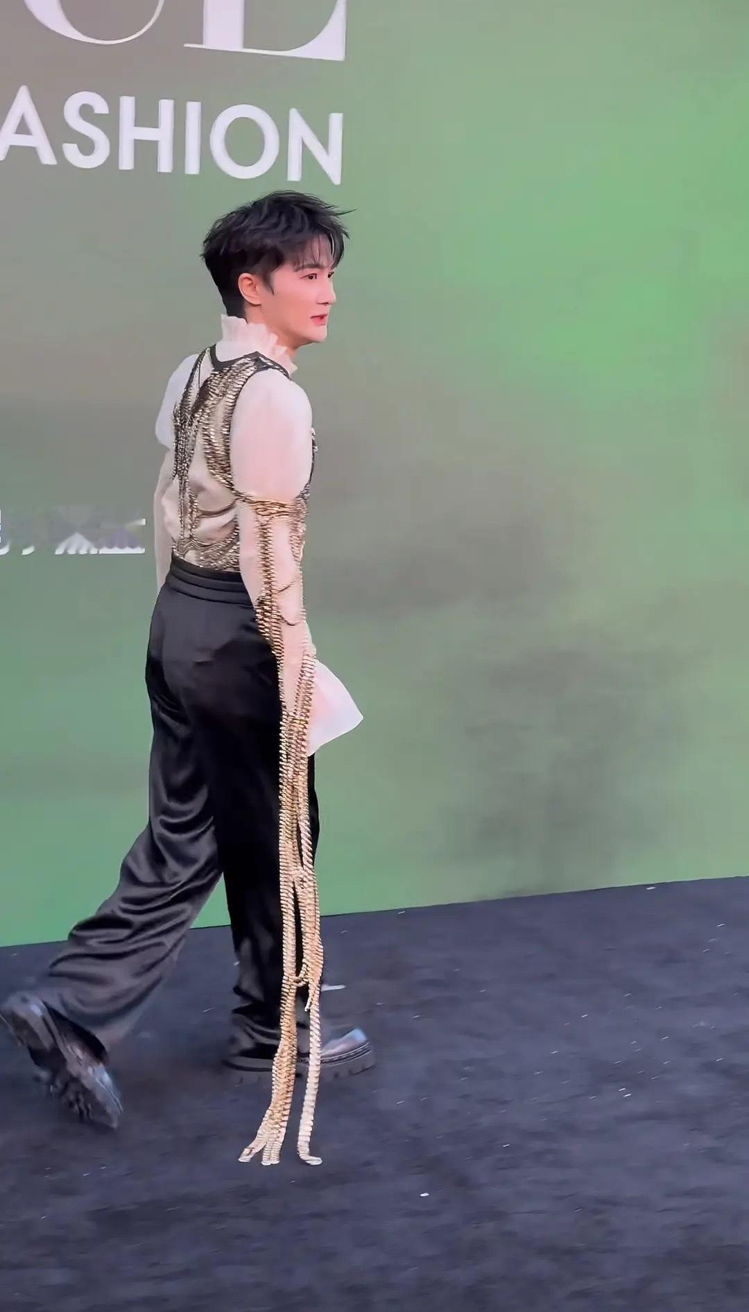 这后面裤子里面穿的是啥,怎么穿的窝窝囊囊的,当裙子穿不就行了,为啥还塞裤子里。