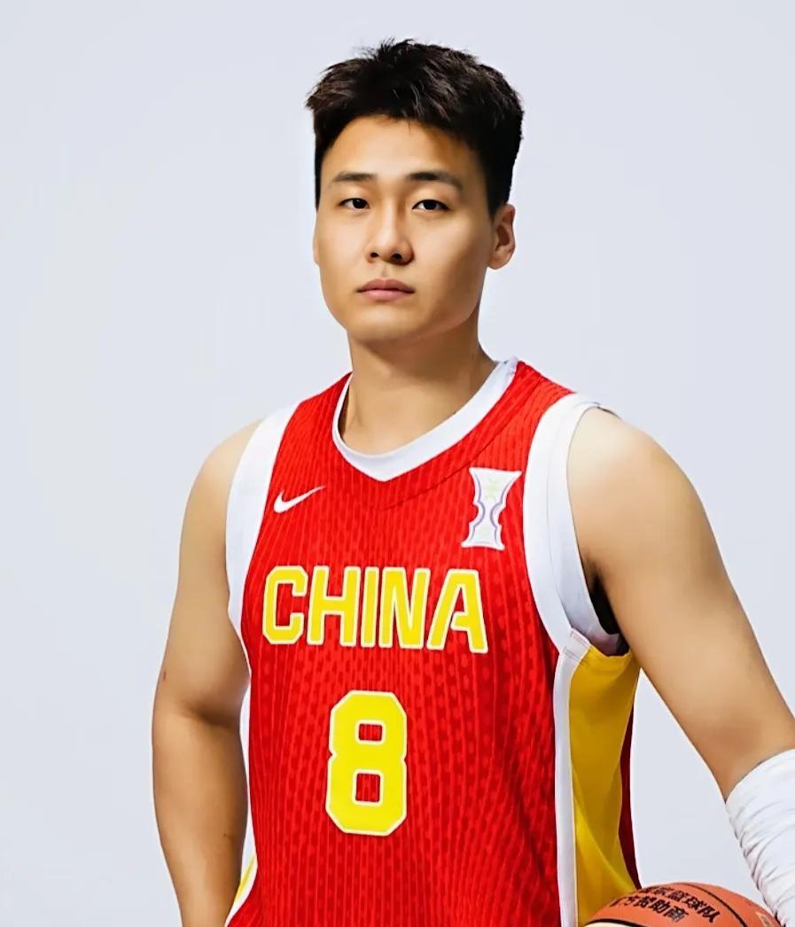 赵队！大战在即，不能怂啊！男篮队长赵睿近日接受媒体采访时说道：“这次亚洲杯目标