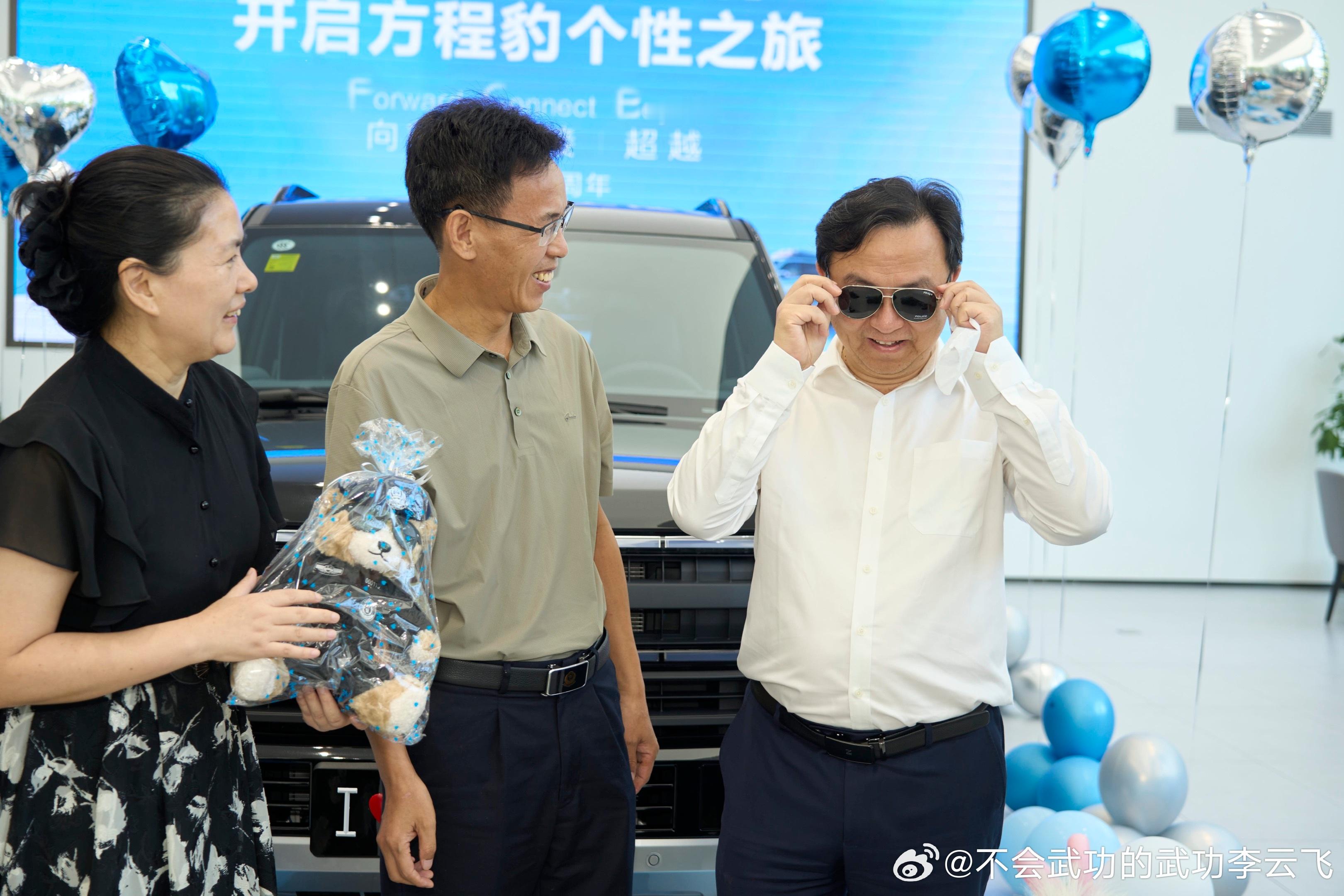 卖一台车交一个朋友今天有位来自警官学校的车主朋友送给王总一副墨镜，[墨镜][墨镜]