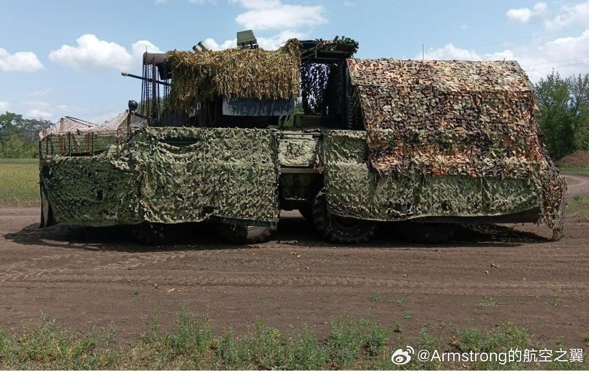 俄军BTR-82A大篷车，笼子外面再罩伪装网​​​