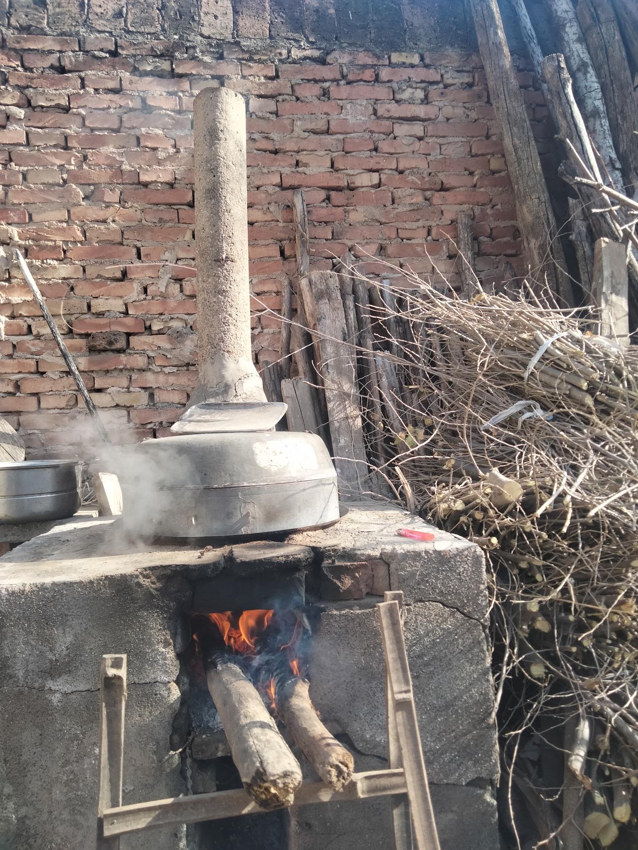 地锅的烟火气，最抚凡人心。你多久没有吃地锅饭了，小时候的味道，柴火烧的火比较明