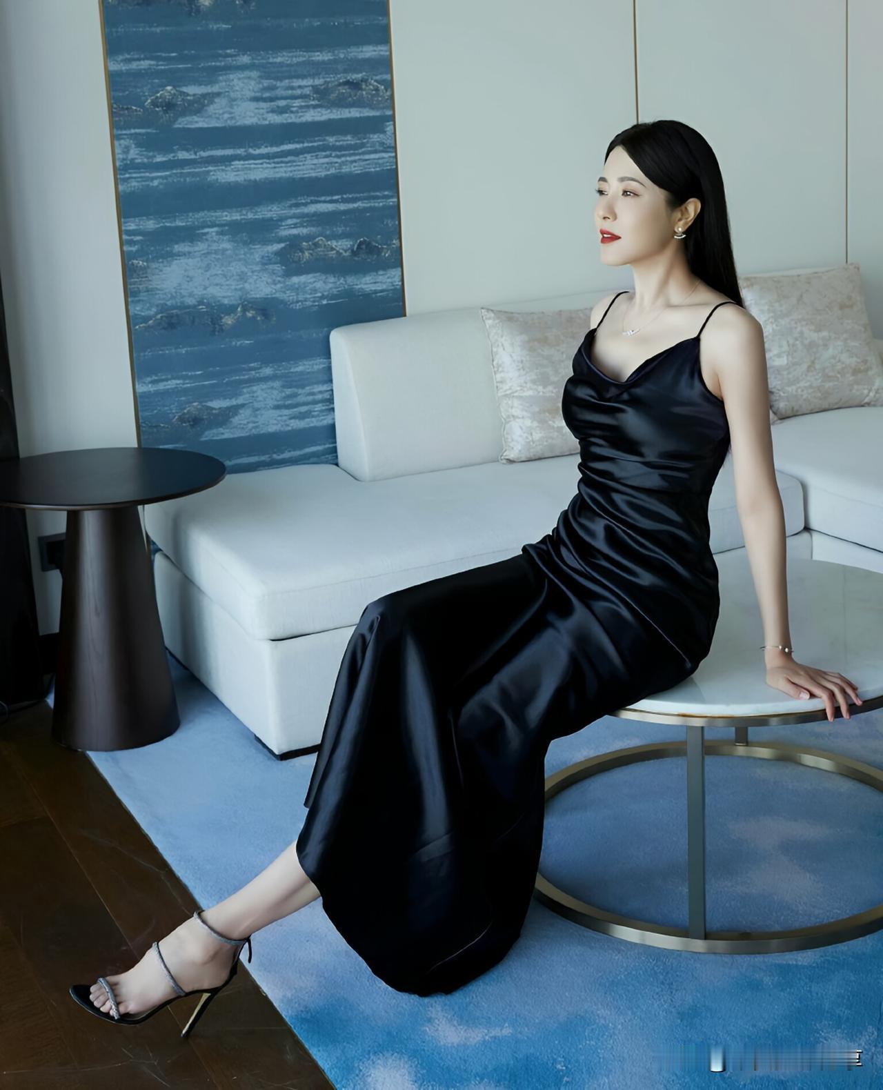 曾黎简直就是娱乐圈的“沧海遗珠”。她颜值超高，五官精致大气，自带一种古典美。在