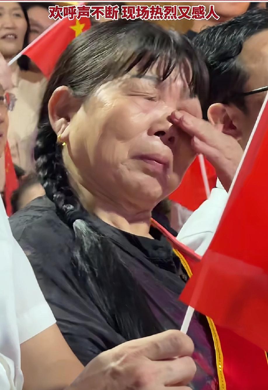 航天员张陆出舱时，有一幕令人动容，不是她的妈妈流泪了，而是她的妈妈收到了鲜花。