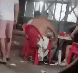 大家猜猜，为什么这三个男人会装作看不见，没有起身制止？