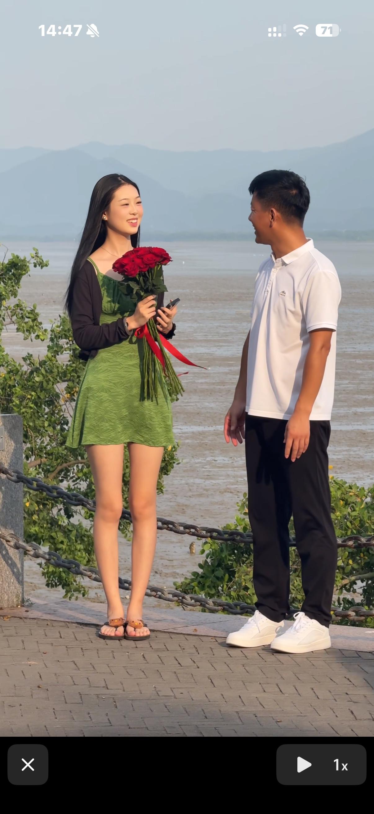 都几十岁的人了，孩子都两个了，还给美女小姐姐送花，男人真是花心啊！