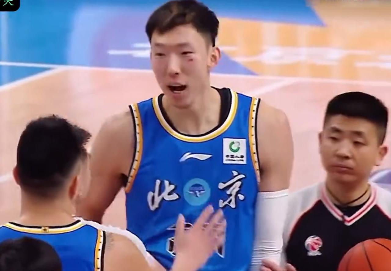 CBA大冲突！周琦遭到羞辱，恼羞成怒，与对方发生冲突裁判送上两T昨晚，CBA
