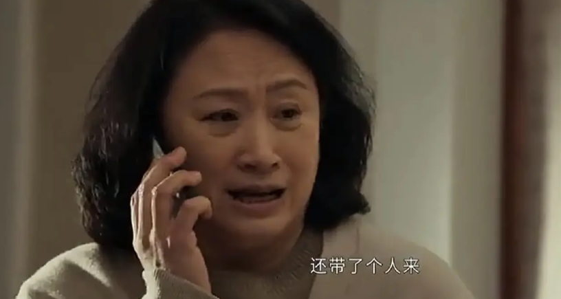 《以法之名》谢鸿飞彻底慌了，他接到老婆从家里打来的电话，电话里老婆说洪亮来