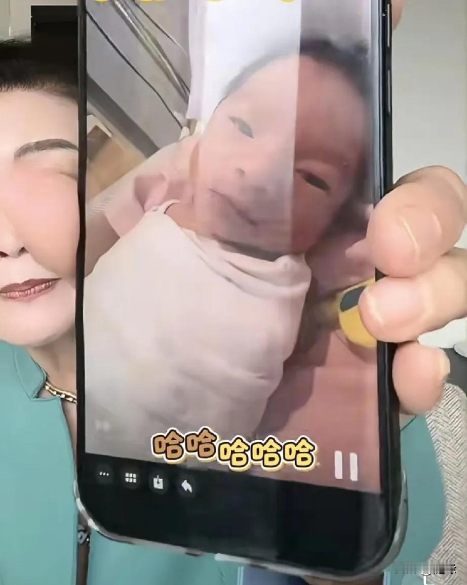 马筱梅发汪小宝睁着眼睛的照片给张兰看，说小宝宝要喝奶了。张兰看到乐开了花，说