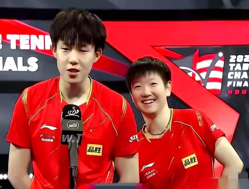 国乒男队现在最怪的一幕：那个被称作“黄金左手”的王楚钦，竟然连个能搭的“白银右手