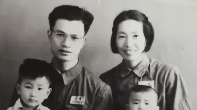 1950年，西北军区军队报社社长方唯若打了结婚报告，与恋人莫耶正式结为革命夫妻。
