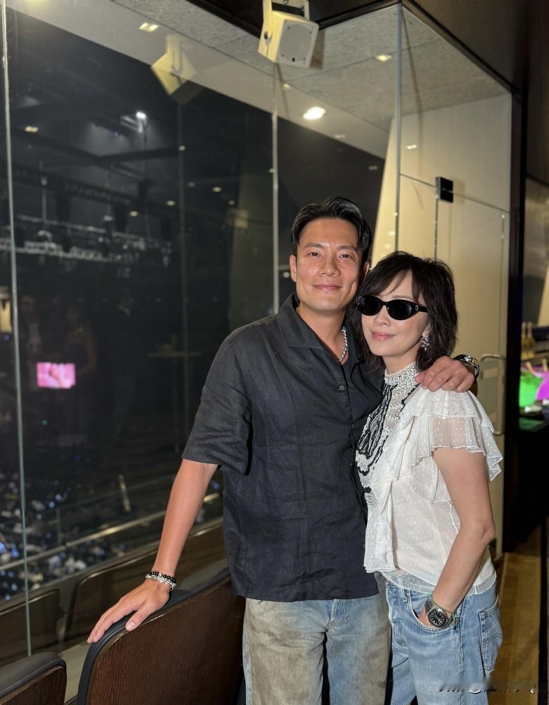粉丝喊话杨千嬅，让姐夫丁子高回家把裤子洗洗吧，裤腿实在是太脏了。