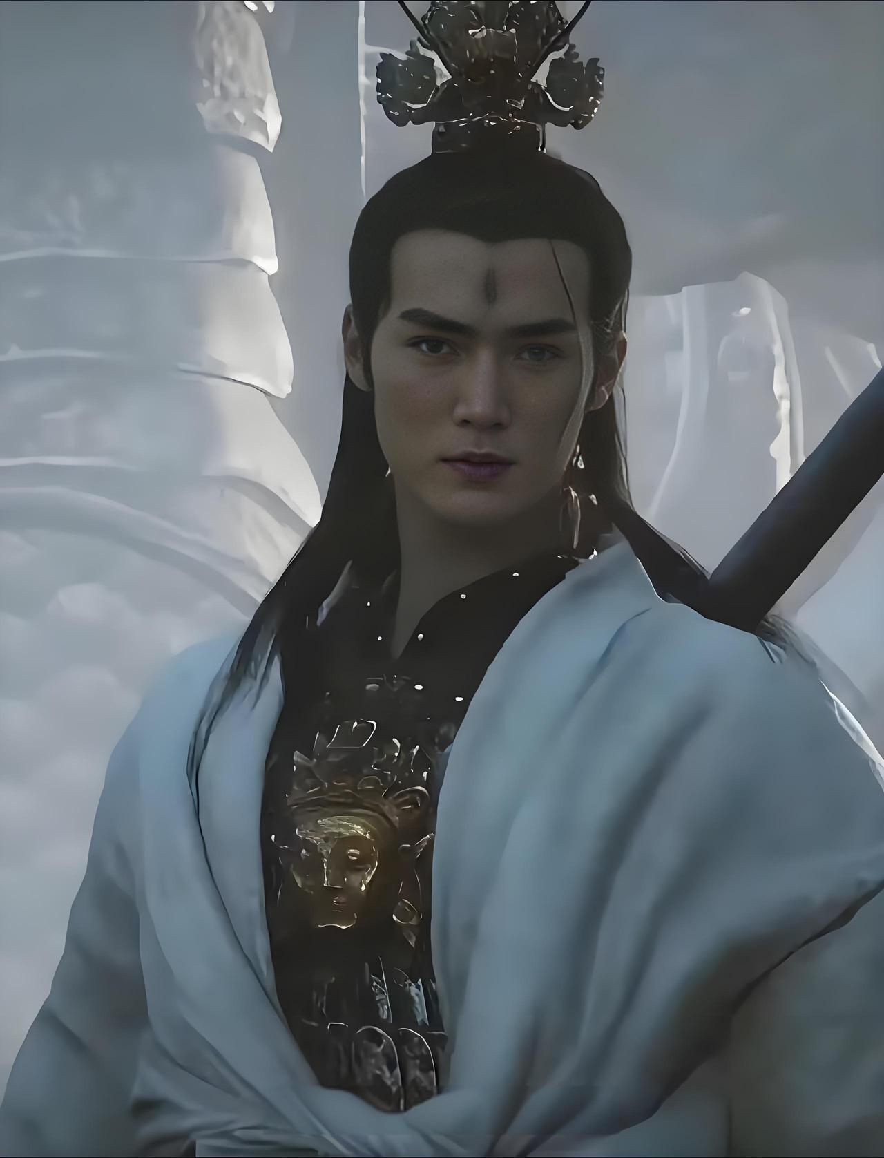 他年少时一刀劈开桃山，救出被压在山下的亲妈，是三界公认的大孝子。结果转头，他就把