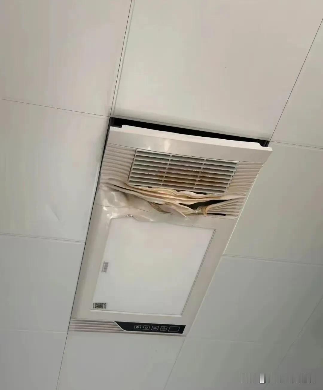 洗澡时，家里的暖风浴霸变形了。在家里洗澡，三个人轮流洗澡，暖风浴霸，今天开的时间