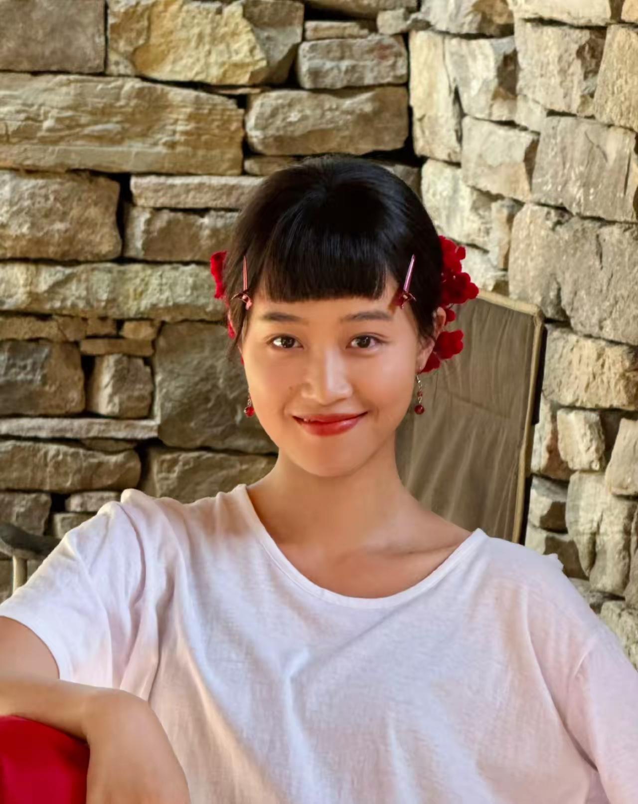 蓝盈莹为啥总拿不到女一号？不是长得不行，她五官清秀，镜头里很能打；也不是演