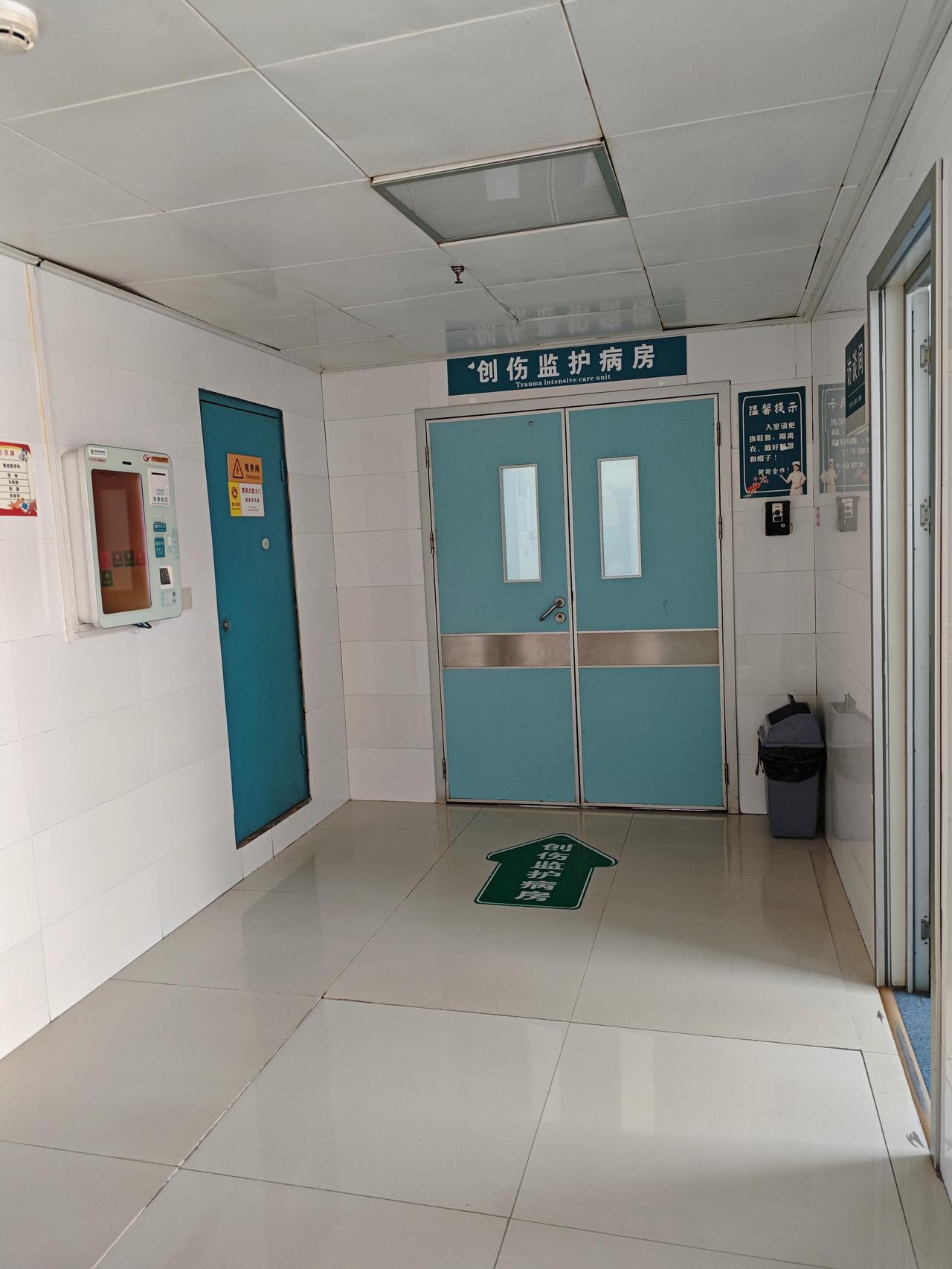 我父亲一辈子打我母亲，赌博一辈子，为了打麻将，把自己摔伤，住重症监护室，我母亲不