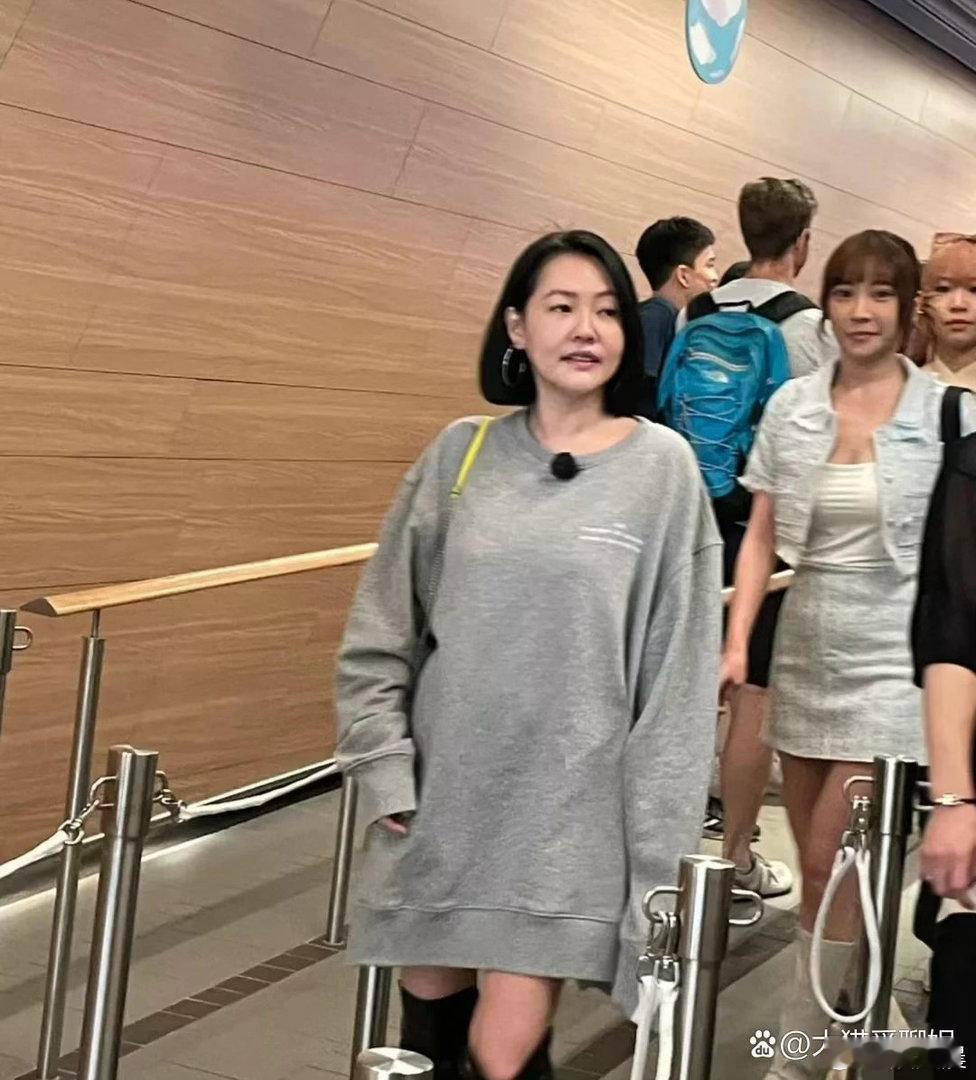 香港路人偶遇小S，素颜状态绝佳少女感满满，身材面容利落清爽，真人比荧幕里好看太多