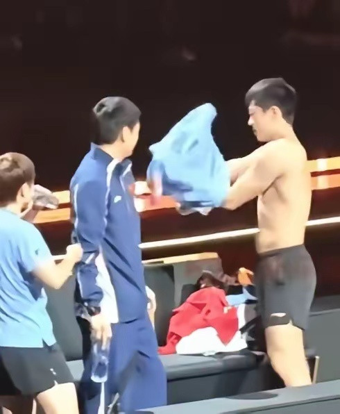 笑死我了！袁励岑当着大迪的面换衣服。大迪：你完全把我当哥们了！连教练吴昊都笑了，