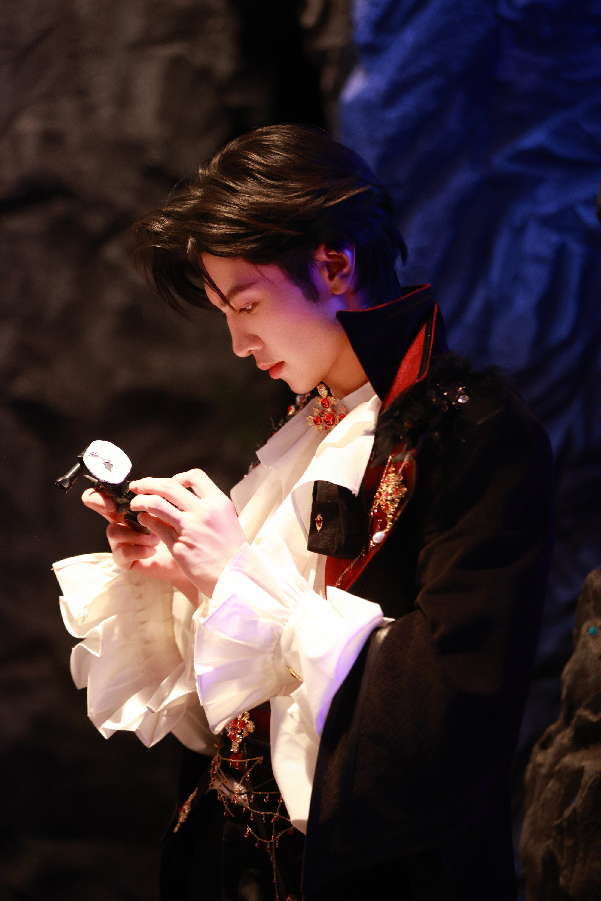 1.陈哲远助理纹身花臂，这样感觉很威武，能吓退一些私生犯。2.孟子义不笨，相反她很聪明，知道怎么表现