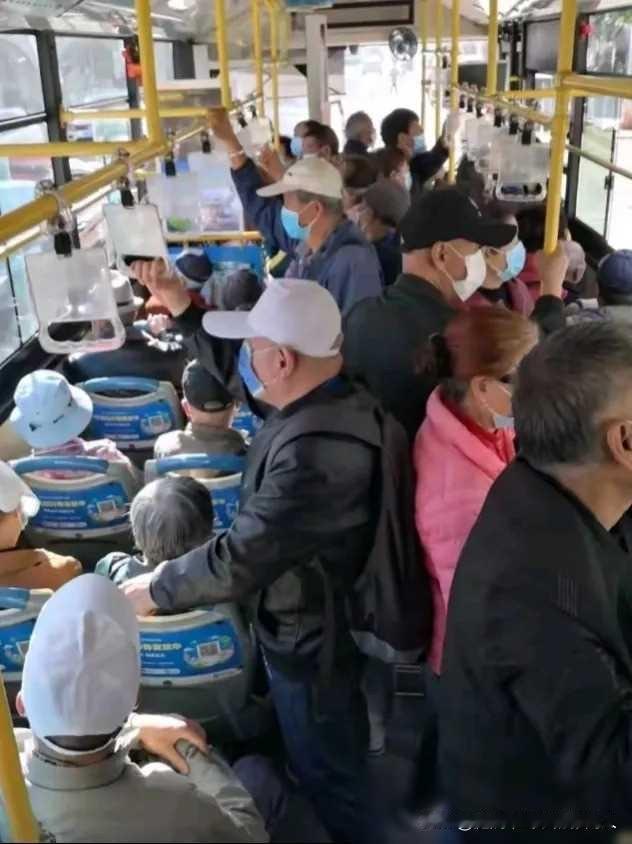 我发现一个奇怪的现象，现在老年人都不爱美了。以前印象里的长辈，头发就算白了也